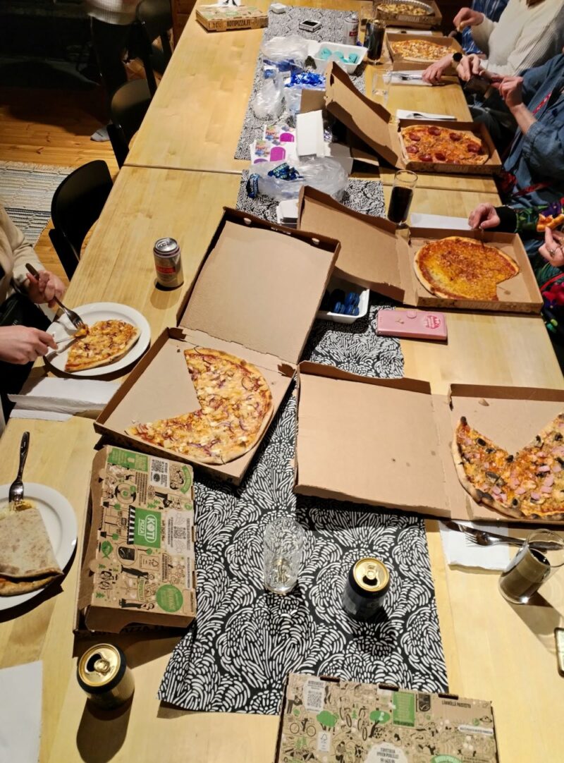 Ammattiosaston kevätkokous Metsolan rantasaunalla 11.4.25 pizzan ja saunomisen merkeissä